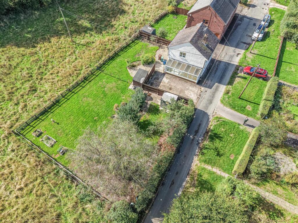 3-bed detached on Tolldish Lane, Great Haywood, £300,000