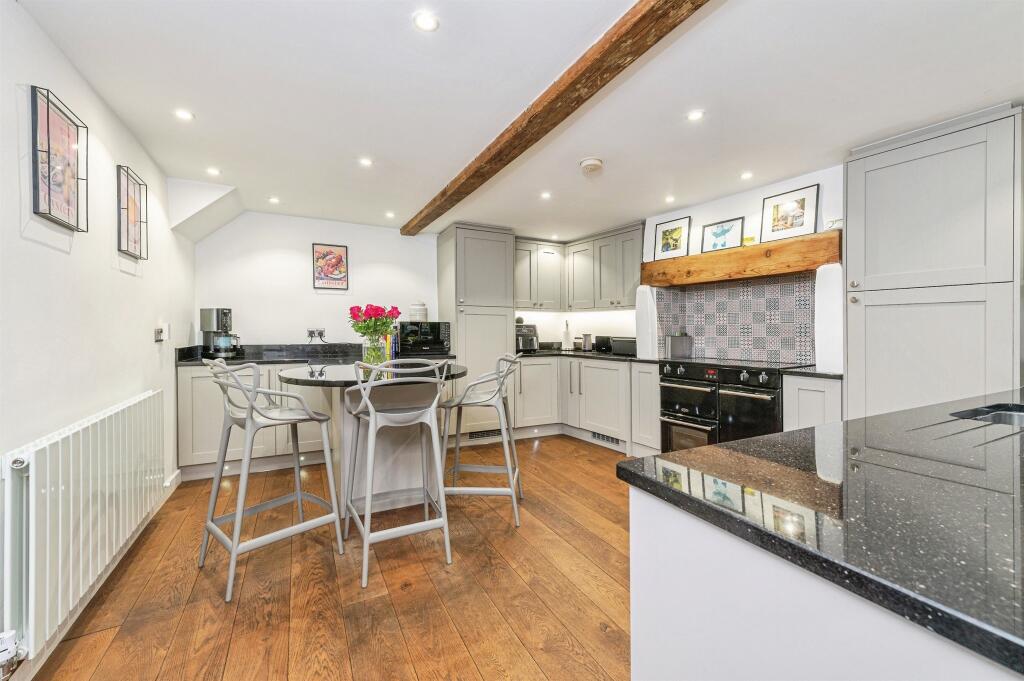 House in Wakefield, Kirkhamgate - View 4