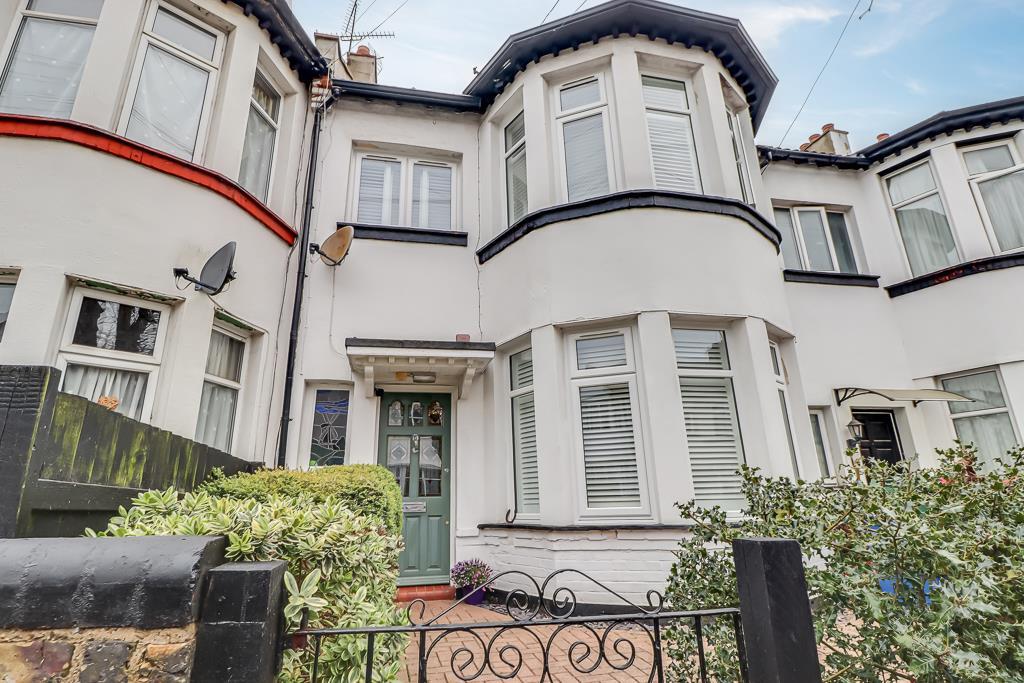4-bed terraced on Fairmead Avenue, Westcliff-on-Sea, £400,000
