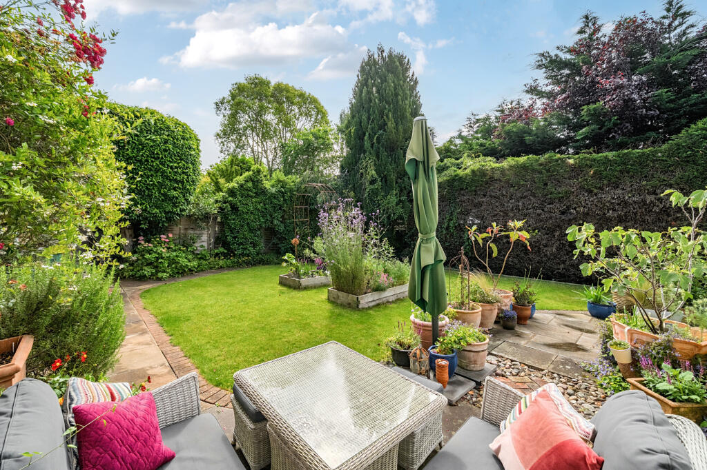 House in Surrey Heath, Windlesham - View 2