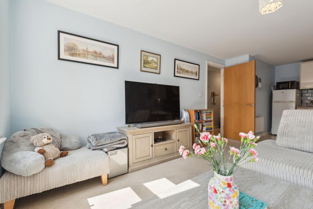 2-bed flat on Bedford Street, Ampthill, MK45, £240,000