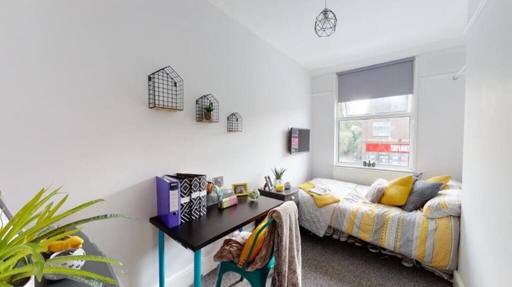 Main image of property: (1) 4A Gloucester Road North