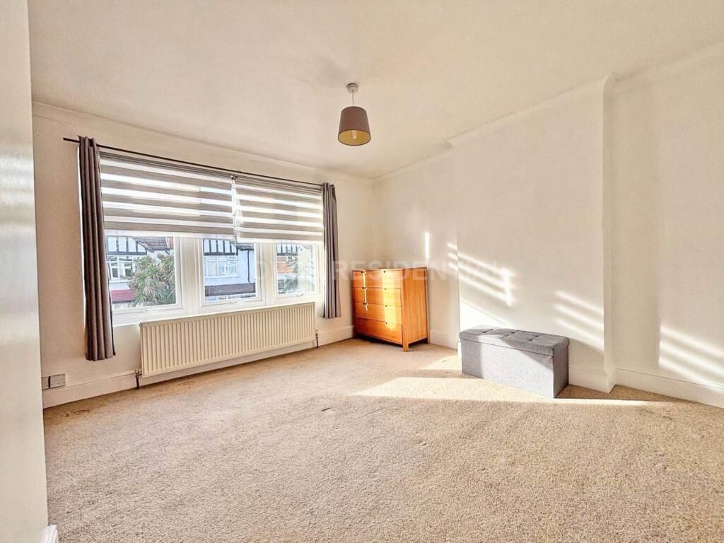 House in Kingston upon Thames - More