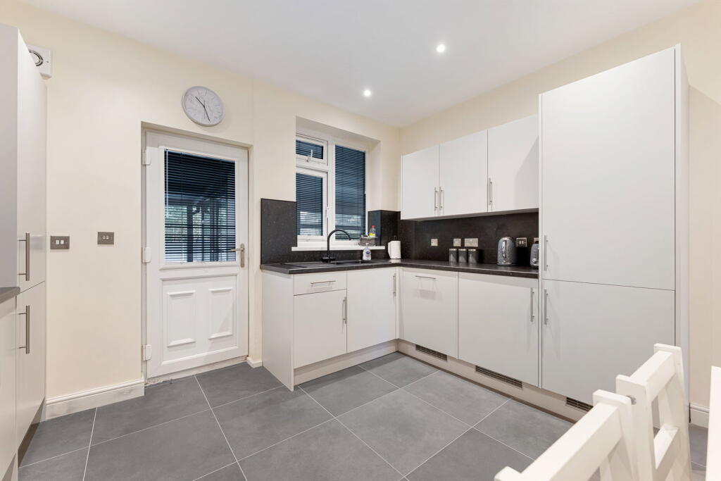 House in Runcorn, Halton Brook, The Brow - View 3