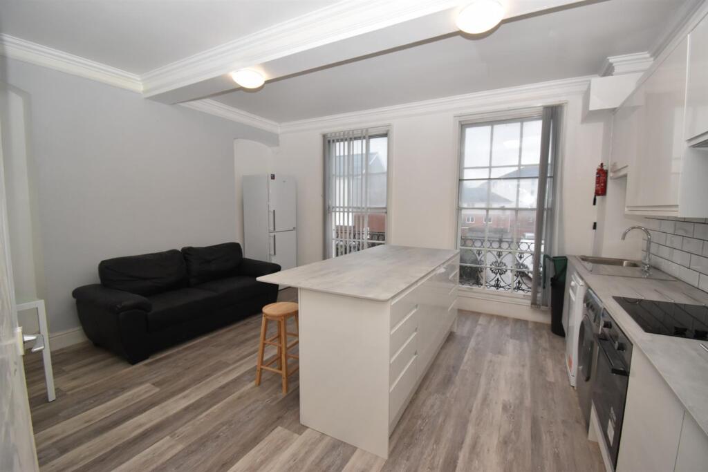 Apartment in Warwick, Royal Leamington Spa - View 4