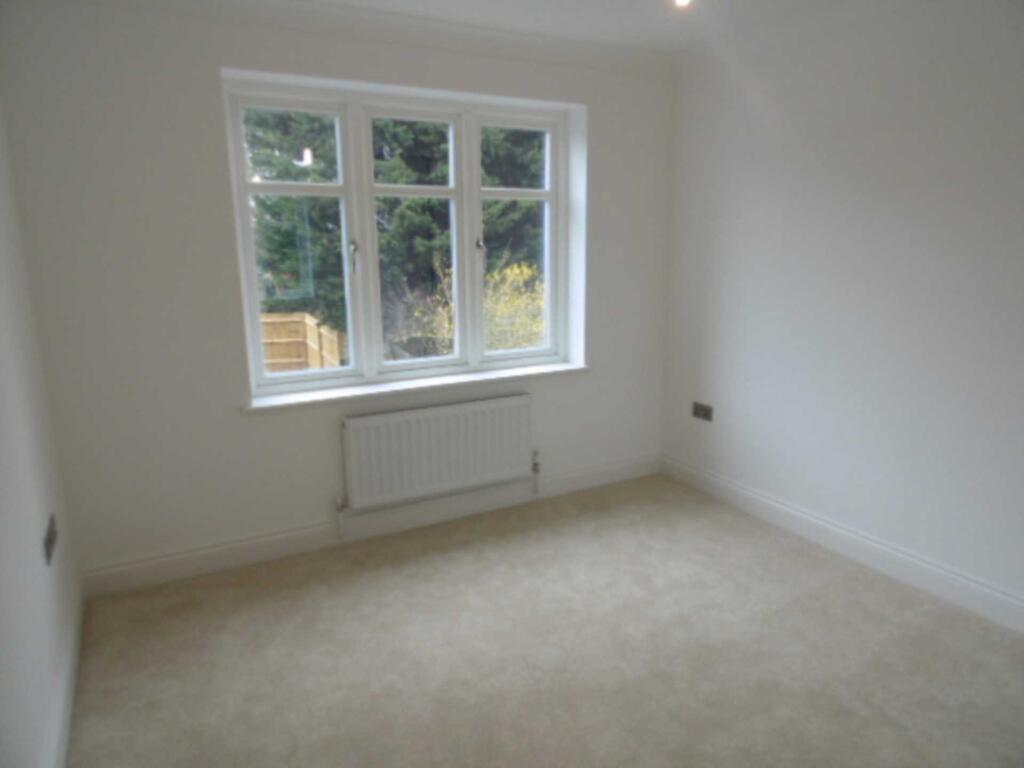 Apartment in Hatfield, Roe Green - View 2