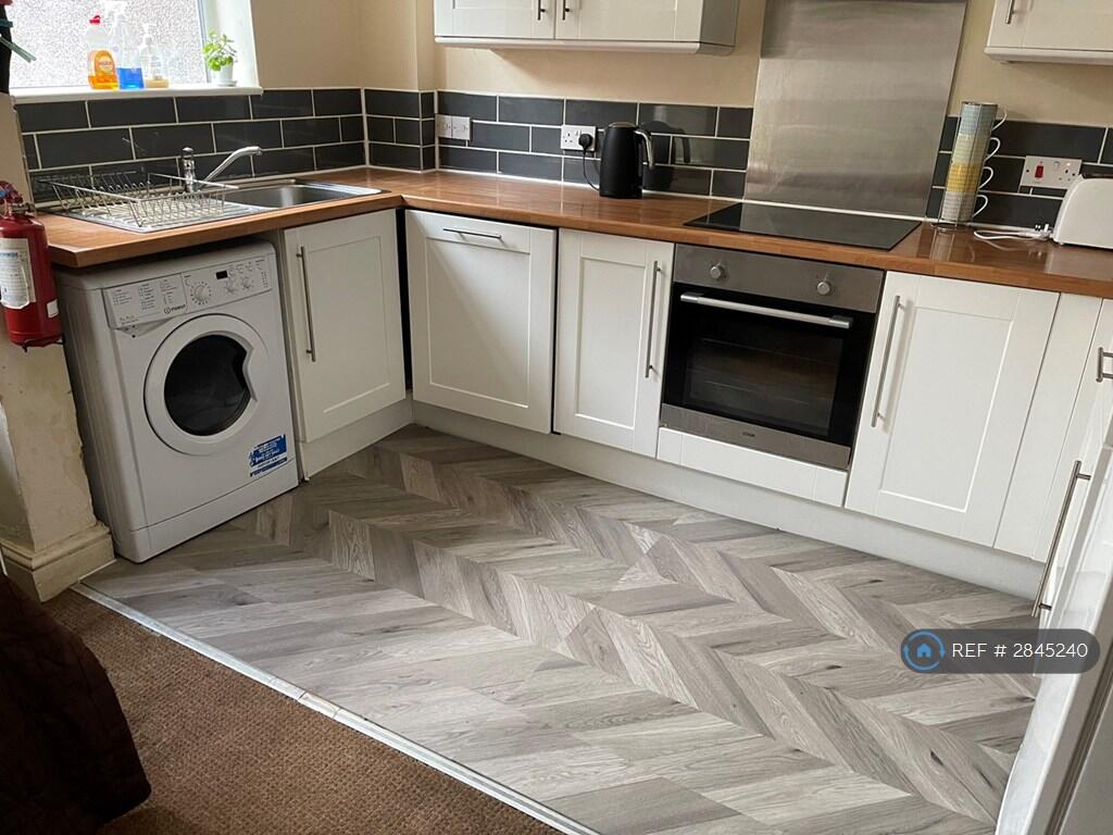 5 bedroom terraced house for rent