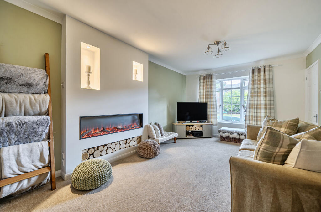 Duncan Drive, Wokingham, Berkshire photo 3