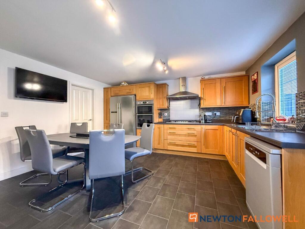 Marron Court, Fernwood, NG24 photo 2