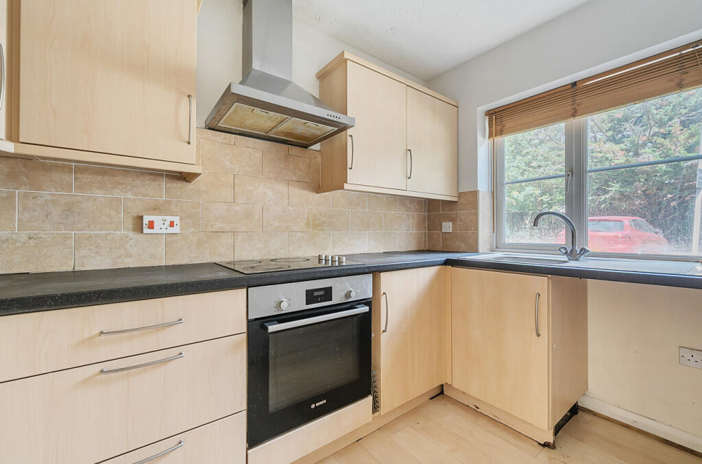 Walker Gardens, Hedge End, Southampton, Hampshire, SO30 photo 2