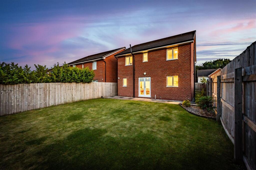 Scarfell Crescent, Davenham, CW9 photo 2