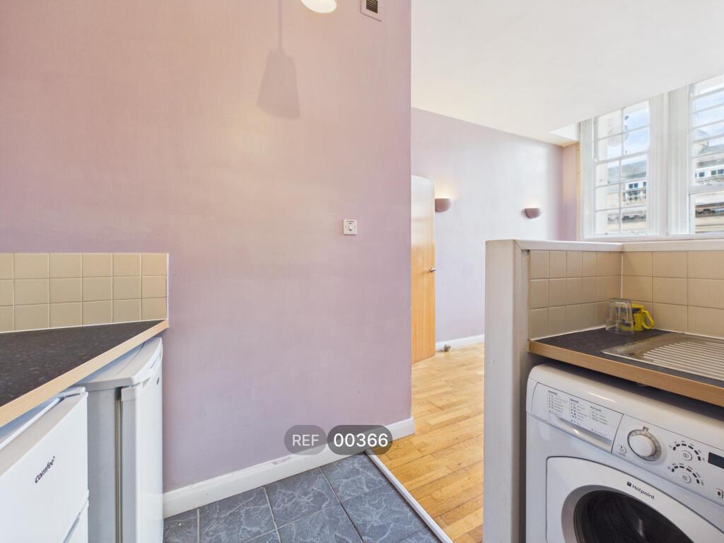 Apartment in Hull, Garrison Side, Old Town - View 3