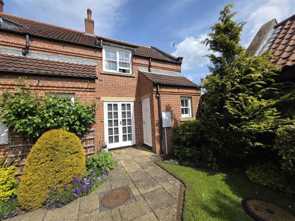 2-bed semi-detached on Scalby Road, Scarborough, £140,000