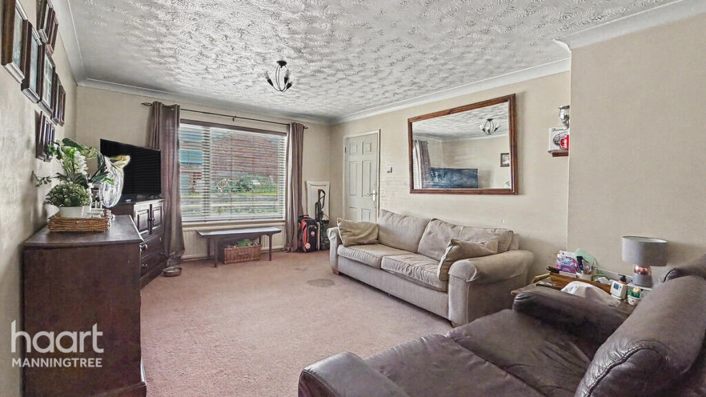 3-bed semi-detached on Stour View Avenue, Mistley, Manningtree, £300,000