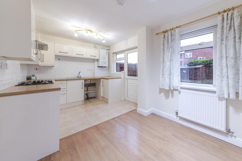 Western Close, Garden City photo 3