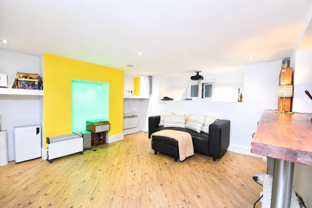 Clarence Avenue, Northampton, NN2 - More