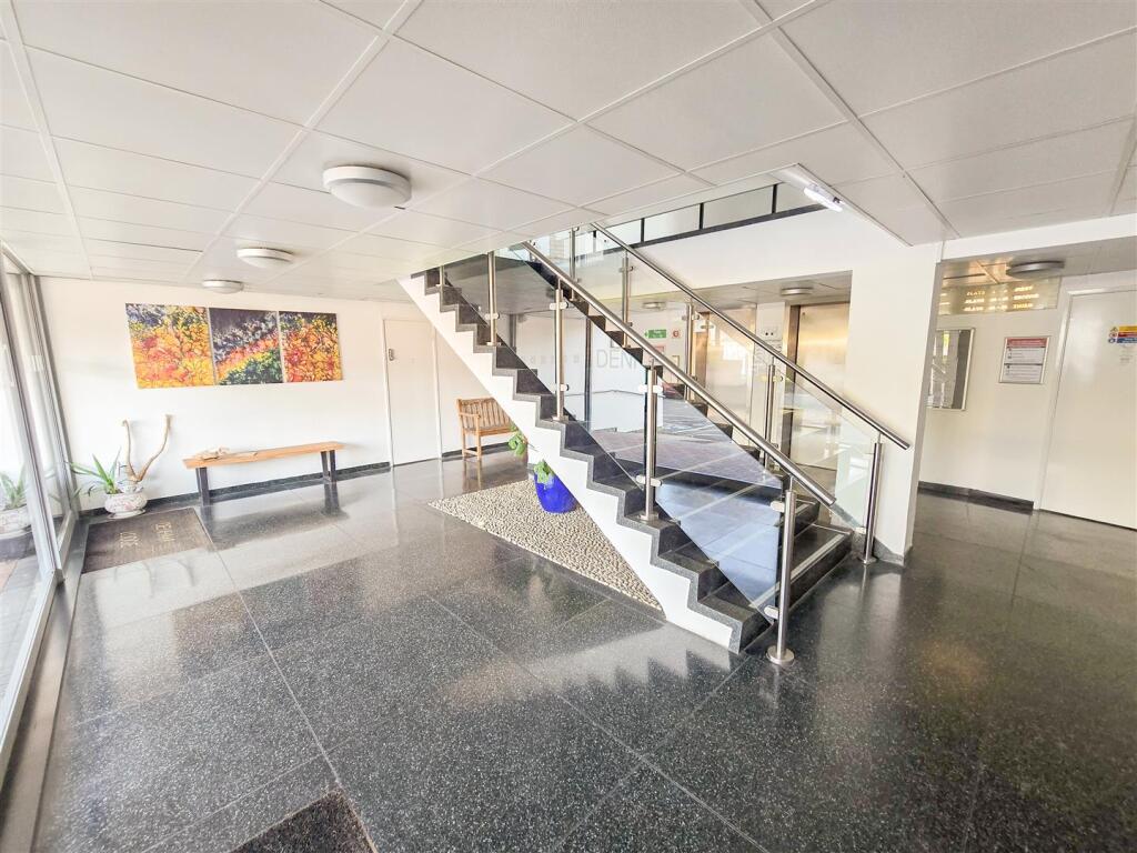 Apartment in Southall - More