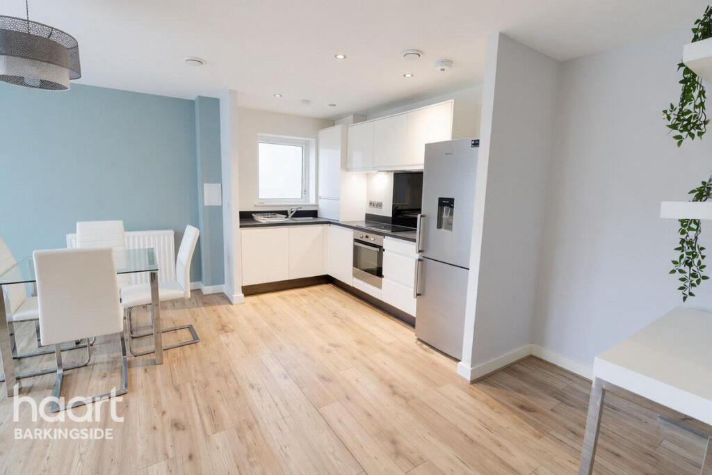 Reservoir Way, Hainault photo 4