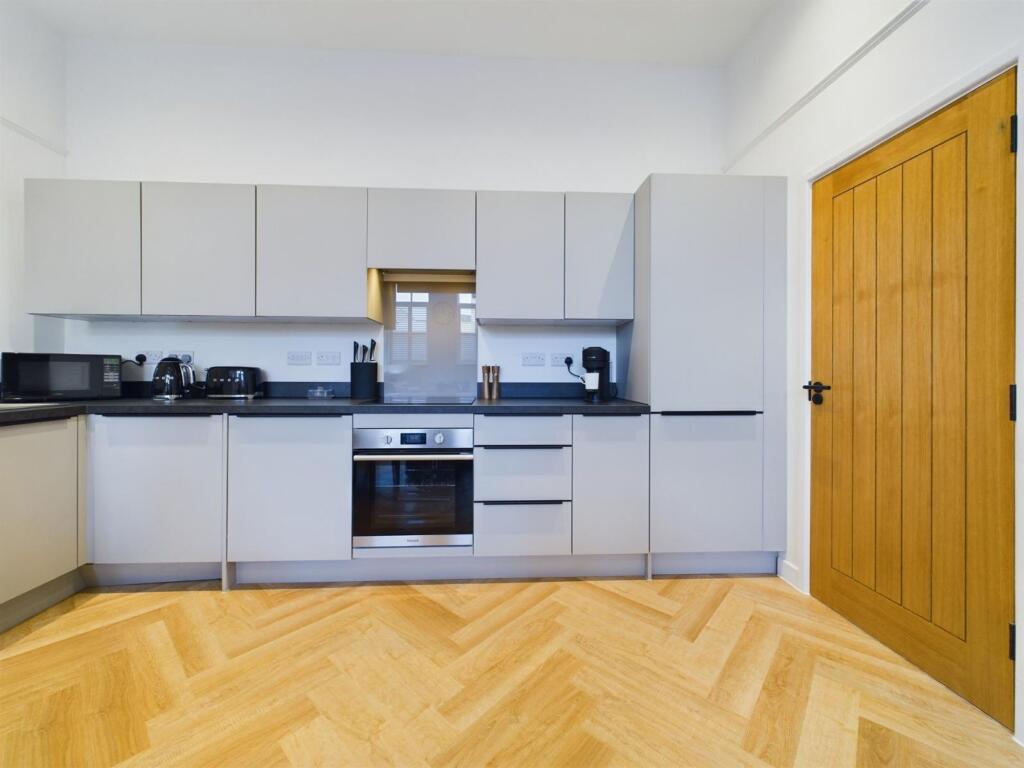 House in Gloucester - View 5