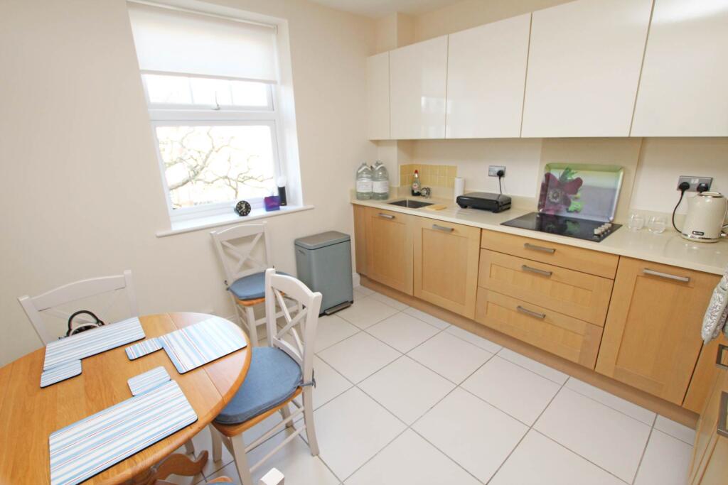 Apartment in Eastbourne, East Sussex - View 4