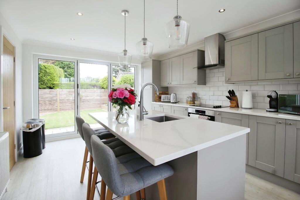 House in Wakefield, Outwood - More