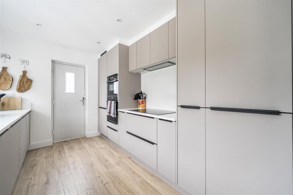 House in Crowthorne, Oakham Park, Wokingham - View 4