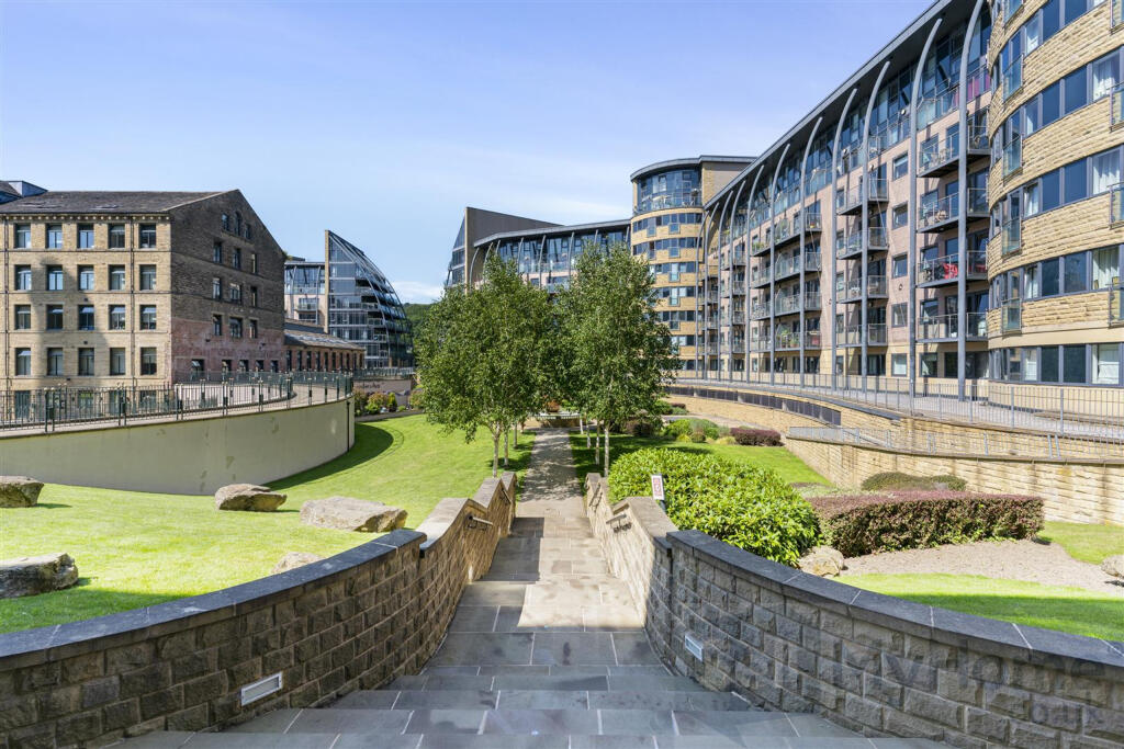 1-bed flat on Salts Mill Road, Shipley, £50,000
