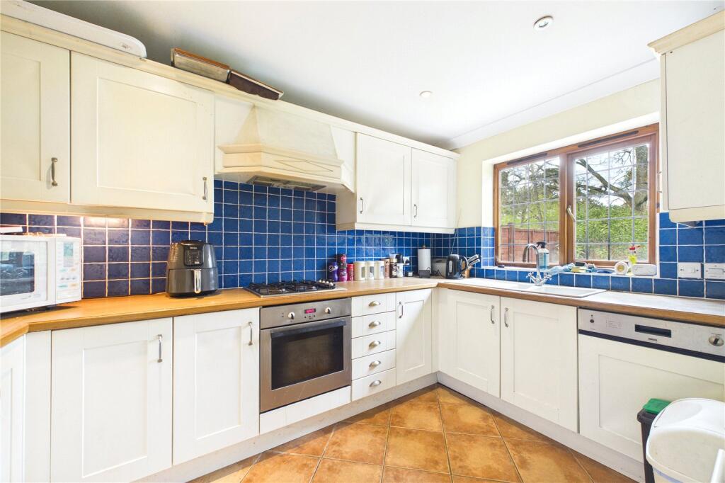 Verica Gardens, Pamber Heath, Tadley, Hampshire, RG26 photo 4