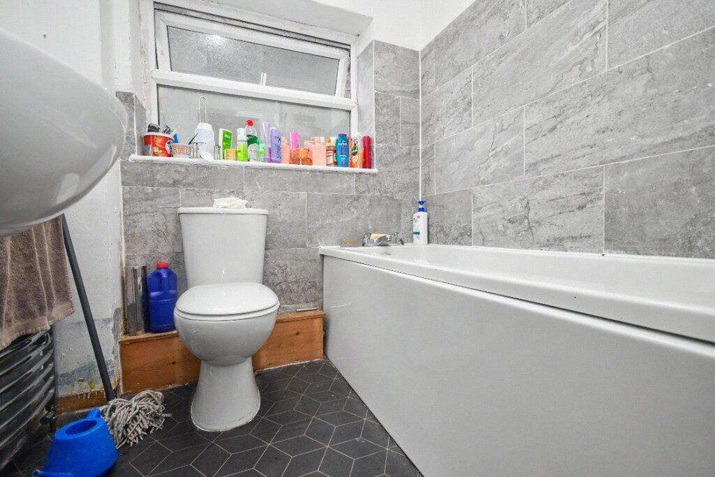 House in Wakefield, Agbrigg - More