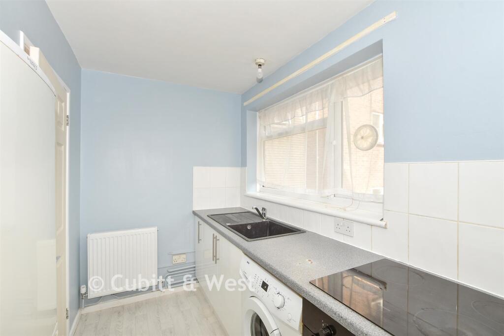 Apartment in Crawley, Gossops Green - View 2