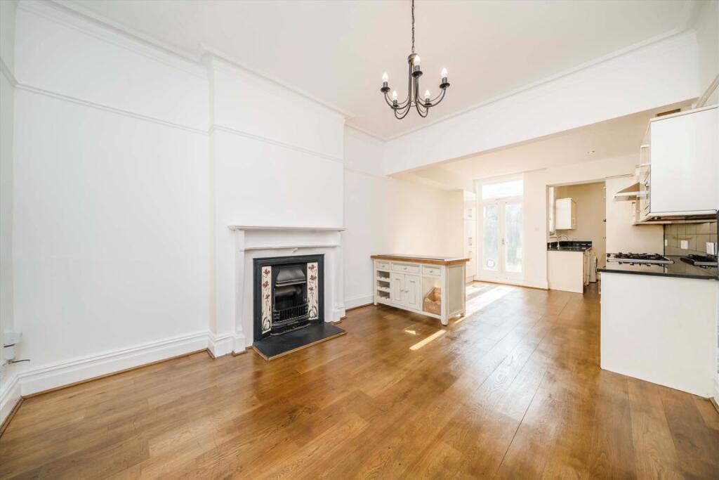 House in London, Royal Borough of Kingston upon Thames - View 2
