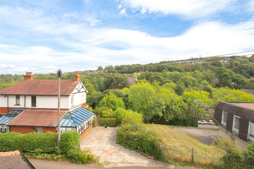 House in Huddersfield - View 4