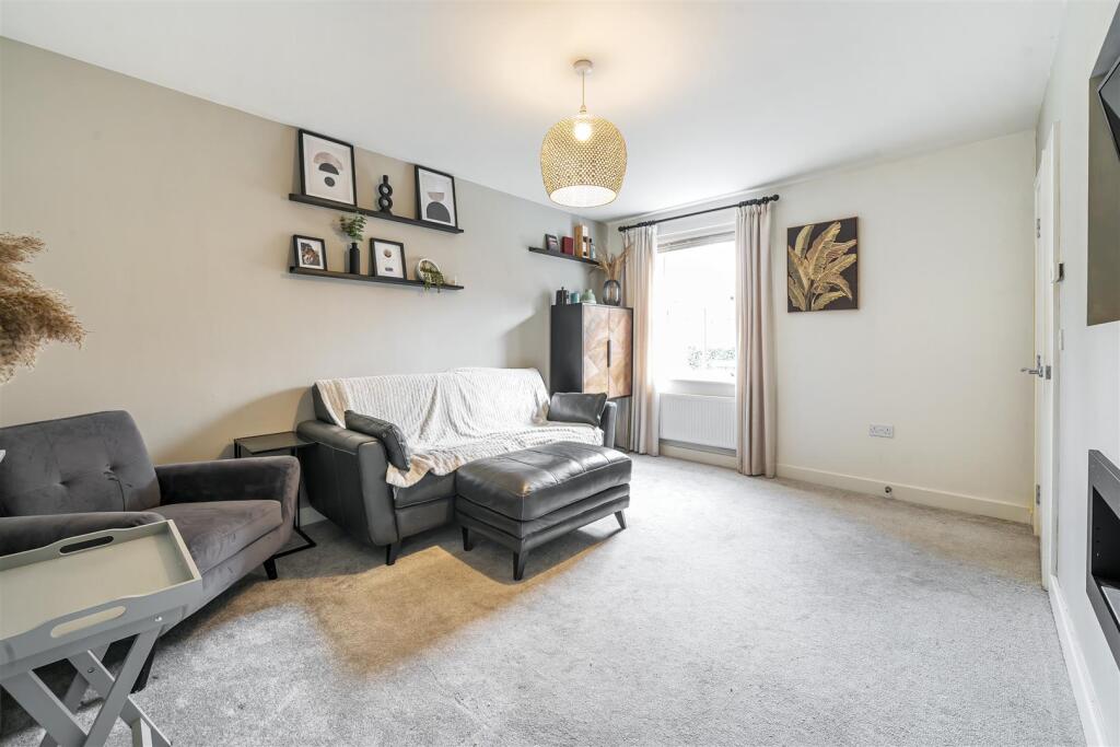 Sedgefield Drive, Towcester, NN12 photo 3