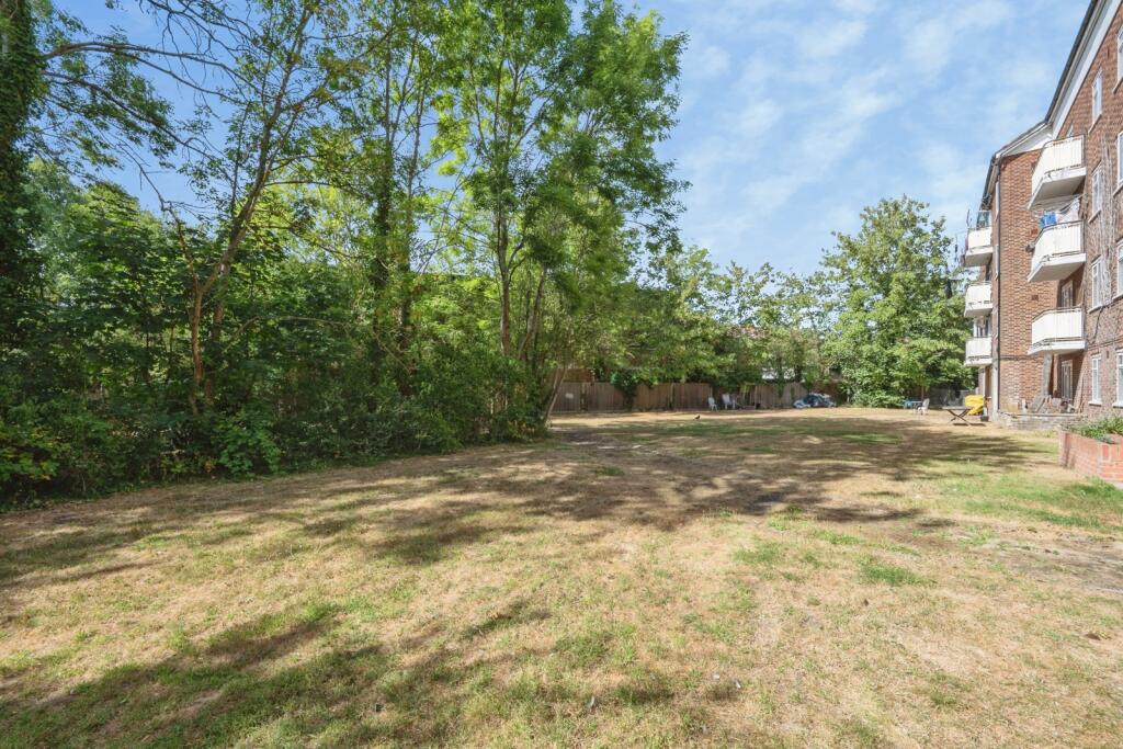 Apartment in Kingston upon Thames - More