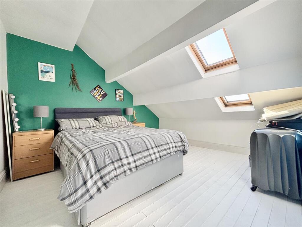 House in Bradford, Hungerhill, Westwood Park - View 2