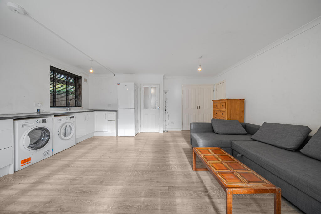 Apartment in Runnymede, Addlestone - View 5