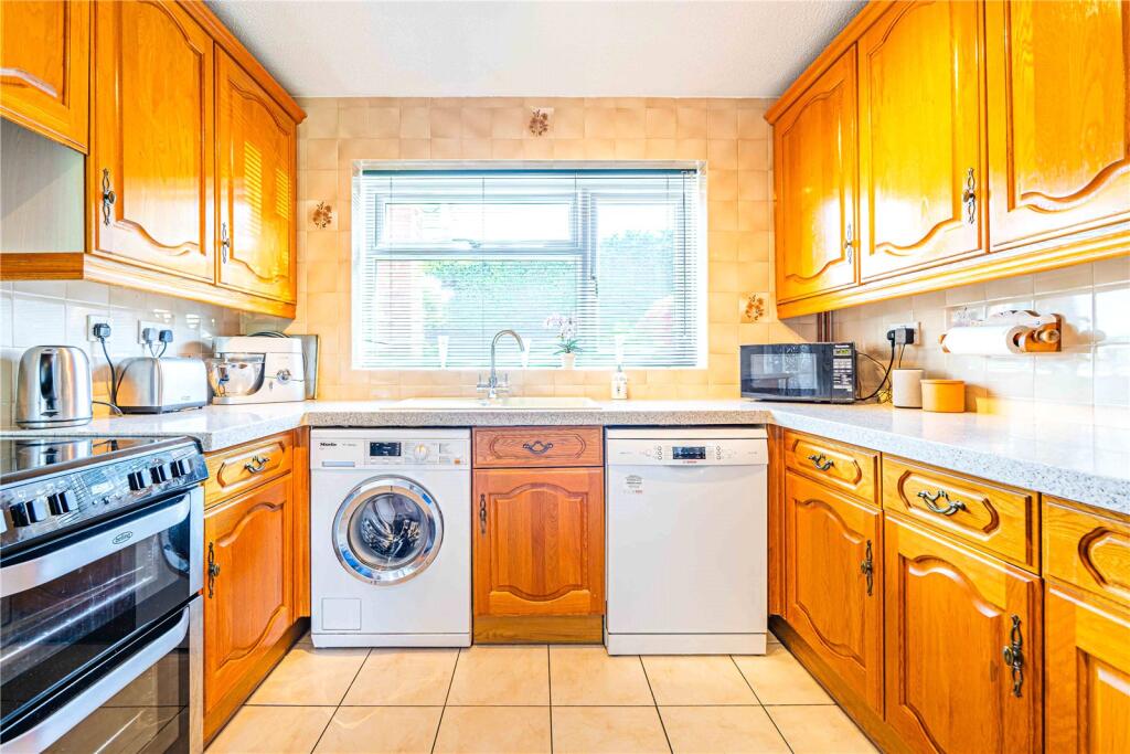 House in Dunstable, Stipers Hill, Central Bedfordshire - View 2