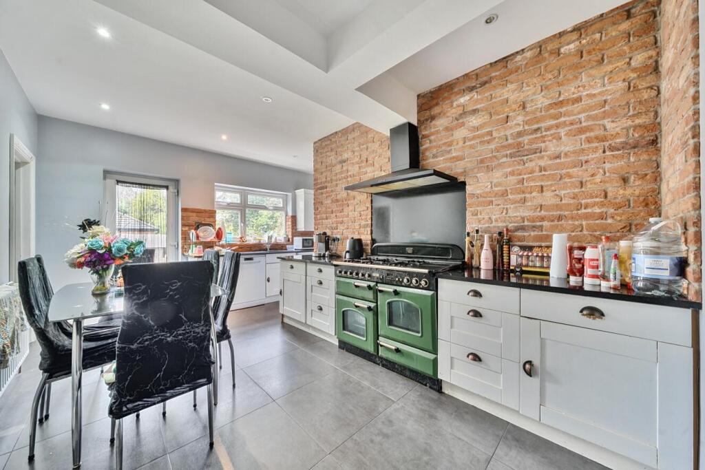 4-bed semi-detached on Hartland Way, Croydon, Surrey, CR0, £700,000