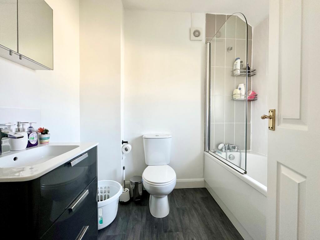 House in Kingston upon Thames - More