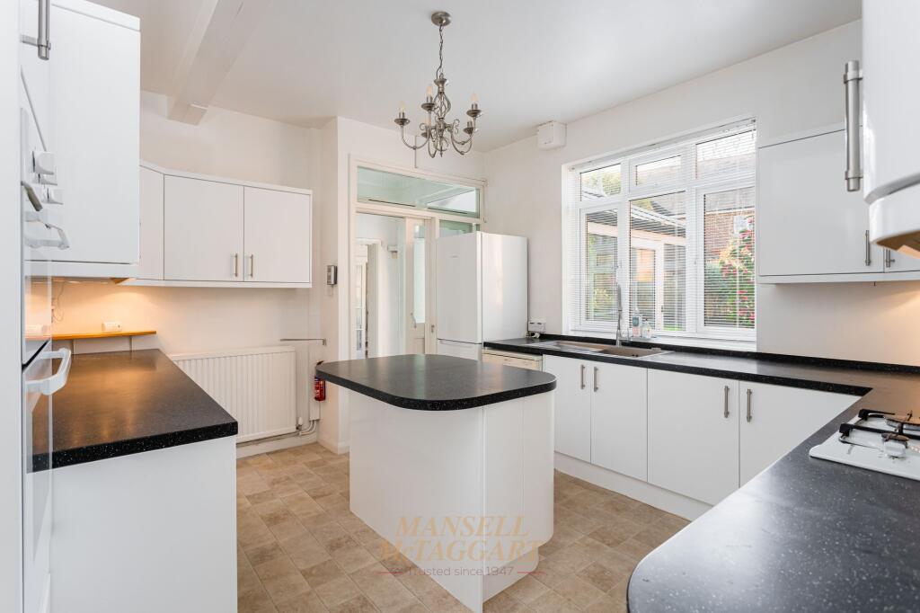 House in East Grinstead, Ashplats - View 4