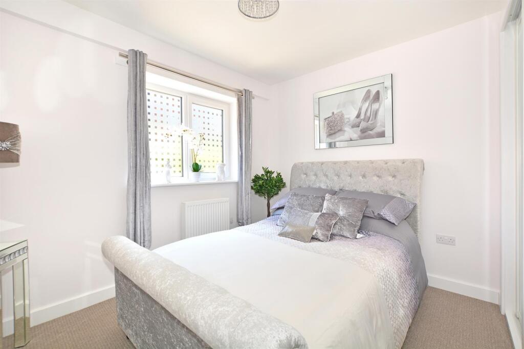 Apartment in Redhill - More
