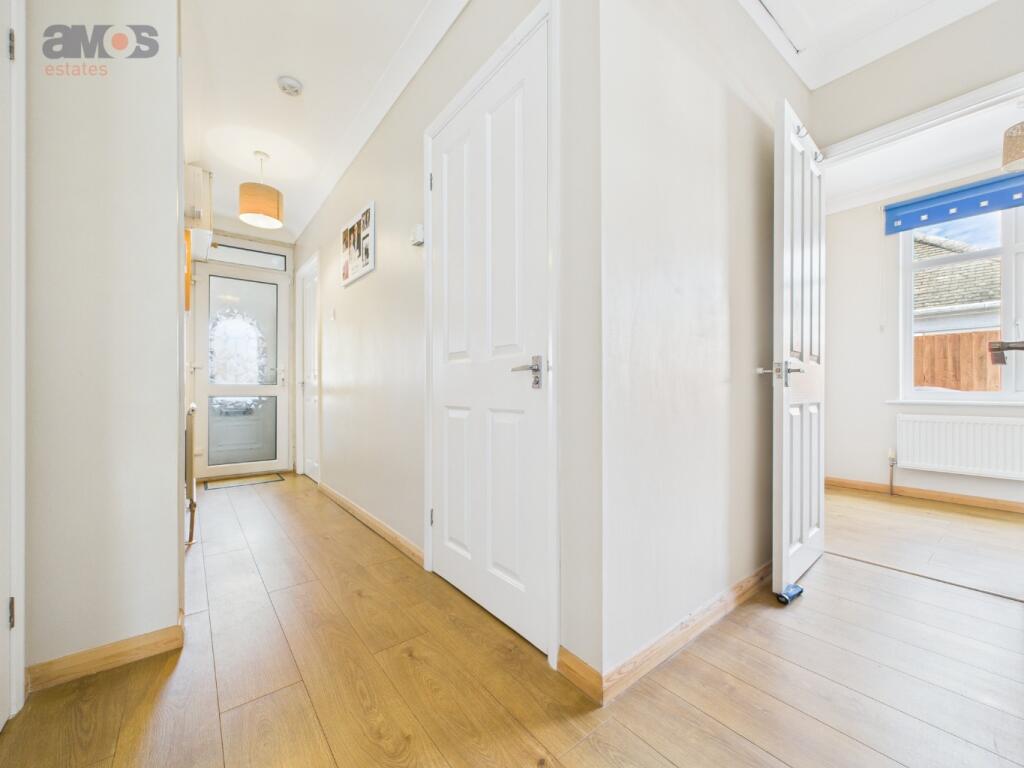 Southwold Crescent, Benfleet, Essex photo 2