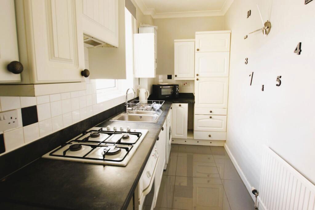 2 Kirkway, Broadstone, Dorset, BH18 8EE photo 3