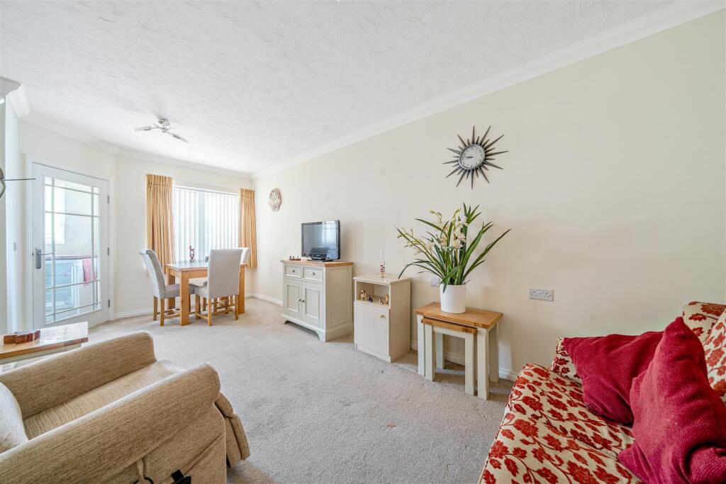 Apartment in Bishop's Stortford, Hockerill - View 2
