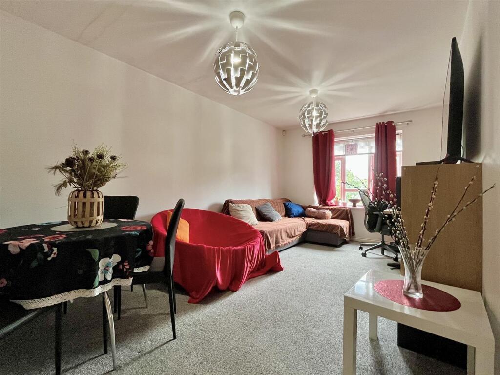 Apartment in Sutton Coldfield, Thimble End - View 2