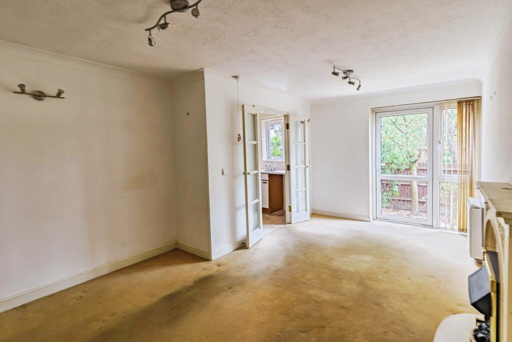 Apartment in Mid Sussex, East Grinstead - More