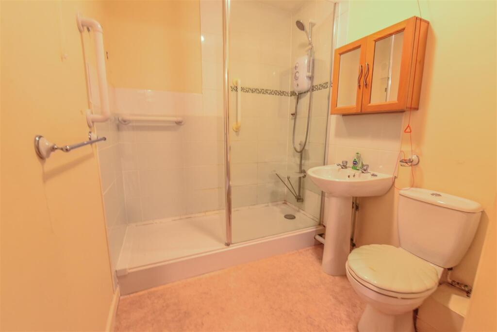 Apartment in Gloucester - More