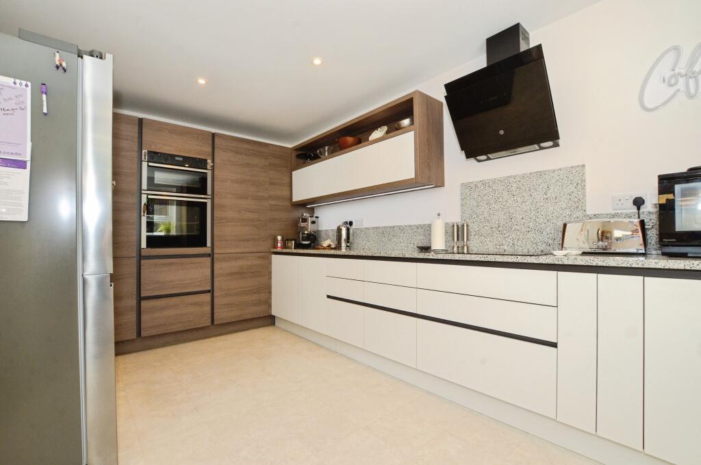 House in Hertsmere, Elstree and Borehamwood - More