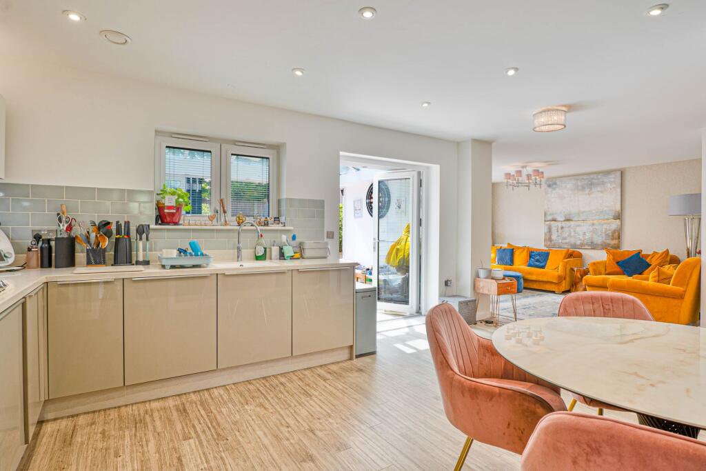 House in Milton Keynes, Broughton and Milton Keynes - View 3