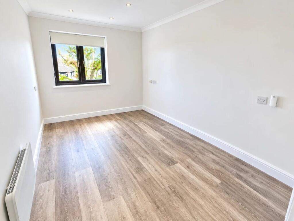 Apartment in Southend-on-Sea - More
